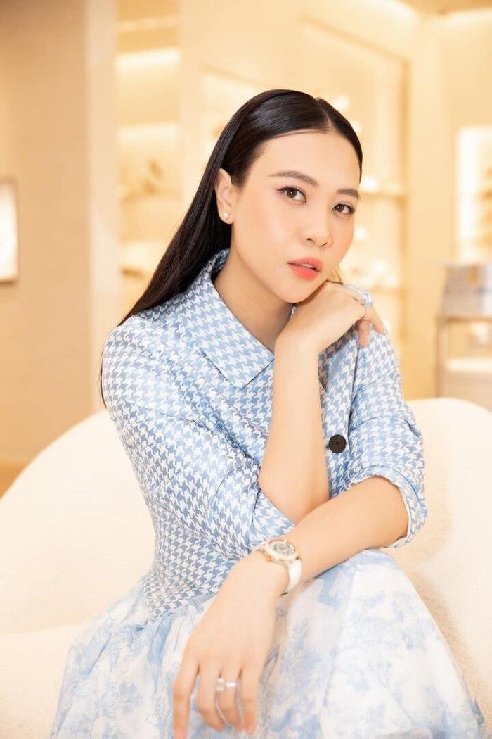  Sau khi sinh con, Đàm Thu Trang cũng được nhận xét ngày càng xinh đẹp, nhuận sắc. 