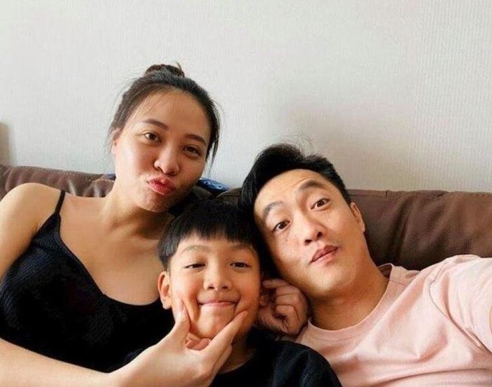  Không chỉ chăm sóc Subeo trong những chuyến đi, bà xã Cường Đô La còn không ngần ngại thể hiện tình cảm của mình dành cho con riêng của chồng, kể cả những nụ hôn thân mật hay cái ôm ấm áp. 
