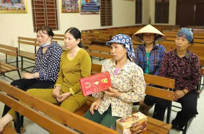 Người dân xã Tự Cường bức xúc vì bị lừa.