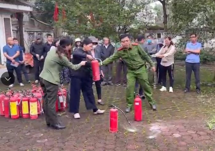 Cảnh sát PCCC và CNCH - CAQ Tây Hồ tập huấn, tuyên truyền an toàn phòng cháy, chữa cháy cho người dân phường Phú Thượng