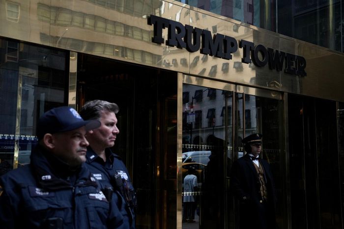 Cảnh sát New York đã chuẩn bị sẵn sàng cho các tình huống hỗn loạn có thể xảy ra vào ngày ông Trump trình diện trước tòa. Ảnh: Reuters.