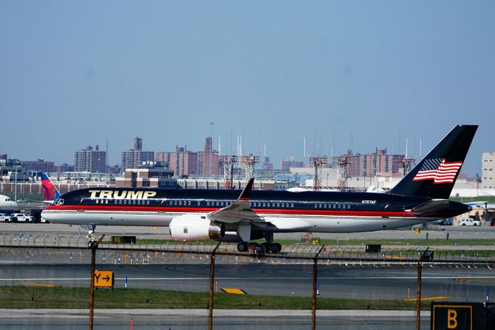 Máy bay của ông Trump hạ cánh trên đường băng ở sân bay LaGuardia hôm 3/4 tại New York. Ảnh: AP.
