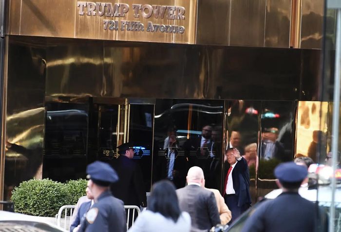Ông Trump tới Trump Tower và dự kiến qua đêm ở đây trước khi tòa án quận Manhattan và chiều 4/4. Ảnh: New York Post.