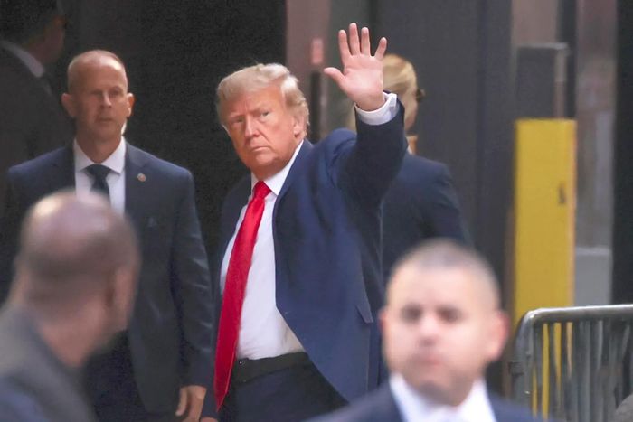 Cựu tổng thống Mỹ Donald Trump đến Tháp Trump hôm 3/4 và vẫy tay chào đám đông bên ngoài. Ảnh: AP.