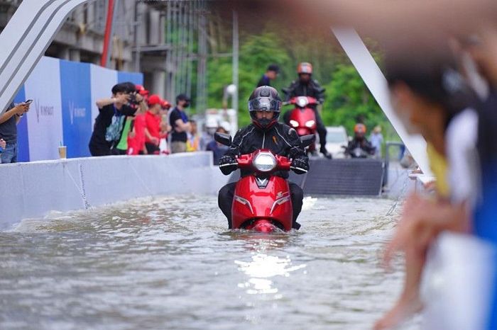 Xe máy điện vượt đường ngập nước tốt, mang đến cảm giác lái phấn khích. 