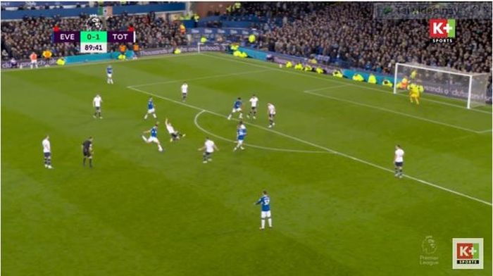 Keane tạo ra siêu phẩm giúp Everton giữ lại 1 điểm