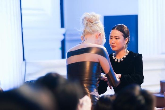 Hoàng Thùy Linh bật khóc khi lần thứ 3 nhận Cúp Cống hiến 2023 ở hạng mục "Nữ ca sĩ của năm"