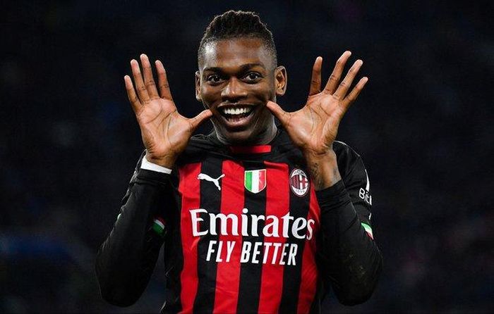 Milan cho Napoli thấy họ vẫn đang là nhà vô địch của Serie A