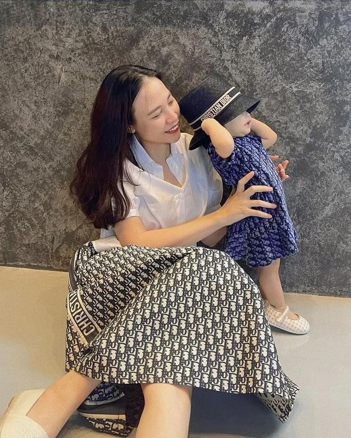 Chiếc đầm đen trắng kết hợp với áo sơ mi đơn giản nhưng cũng không có giá dưới 80 triệu