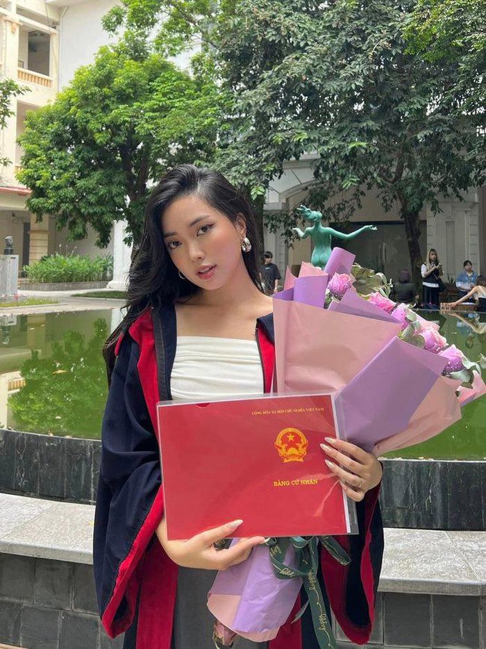 Nhan sắc bà xã Đức Chinh ngày nhận bằng tốt nghiệp đại học