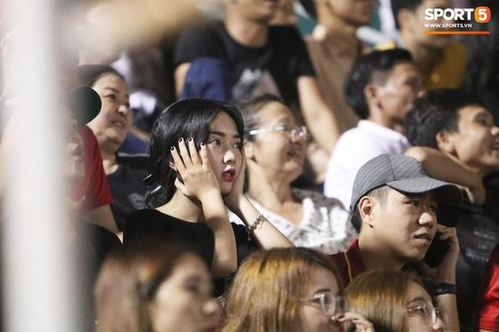 Góc chính diện hay góc nghiêng, Hà Trang vẫn nổi bật với gương mặt tròn, xinh như búp bê