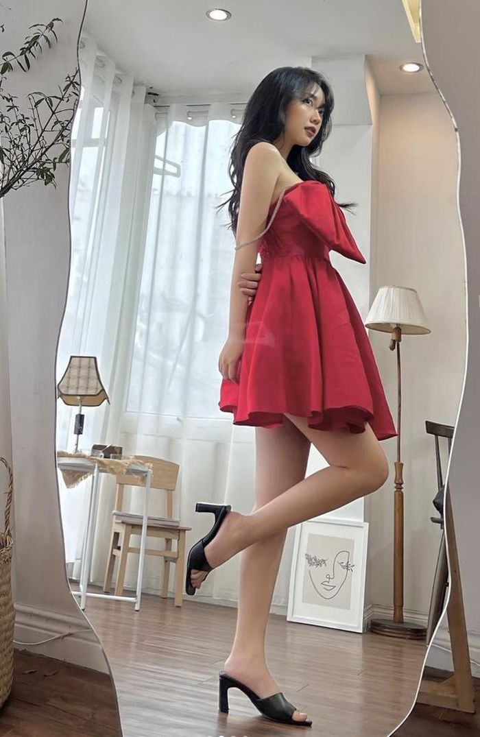 Mai Hà Trang có gu thời trang đa dạng, thời thượng. Và dù mặc đồ giản dị ở nhà hay chỉn chu khi ra ngoài, cô vẫn toét lên vẻ đẹp nữ tính, dịu dàng