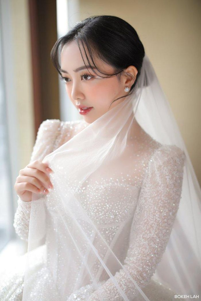 Cô dâu của Hà Đức Chinh xinh như hoa hậu