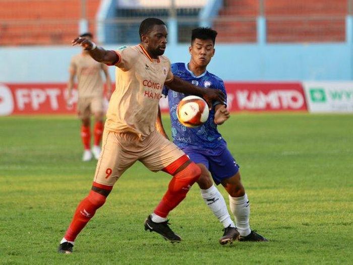 Tsoumou thường xuyên chấn thương nhưng Công an Hà Nội vẫn phải kỳ vọng vào chân sút gốc Congo này. Ảnh: VPF
