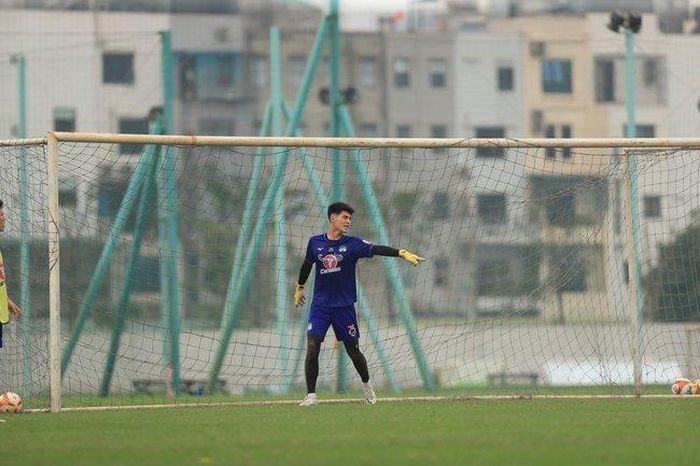 Thủ môn Trung Kiên sở hữu chiều cao lý tưởng nhưng lại quá non kinh nghiệm ở V-League. Ảnh: Minh Dân