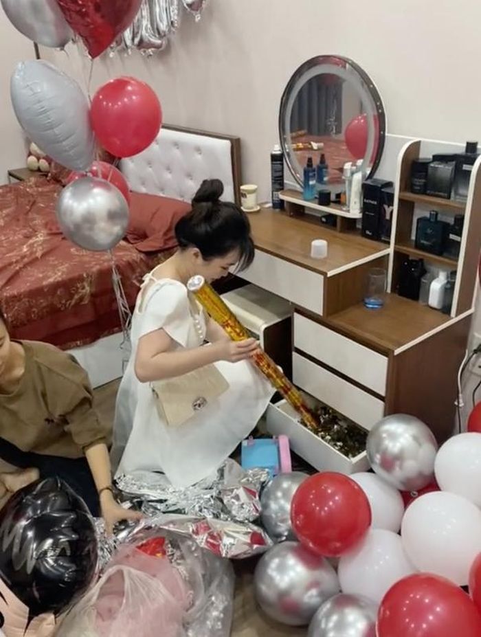 Có lẽ bất cứ cô dâu, chú rể nào cũng mong muốn ngày cưới của mình được trọn vẹn nhất, tất cả mọi thứ đều tinh tươm, sạch sẽ trong đó bao gồm cả phòng cưới.