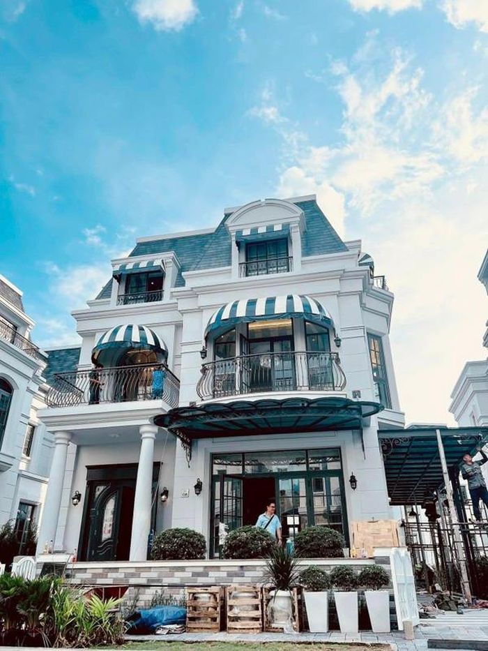 Trong thời gian chờ đợi dinh thự 400 tỷ hoàn thành, vợ chồng Đoàn Di Băng "ở tạm" trong căn biệt thự đơn lập có 3 tầng và có diện tích đất lên tới 450m2. Ảnh: FBNV