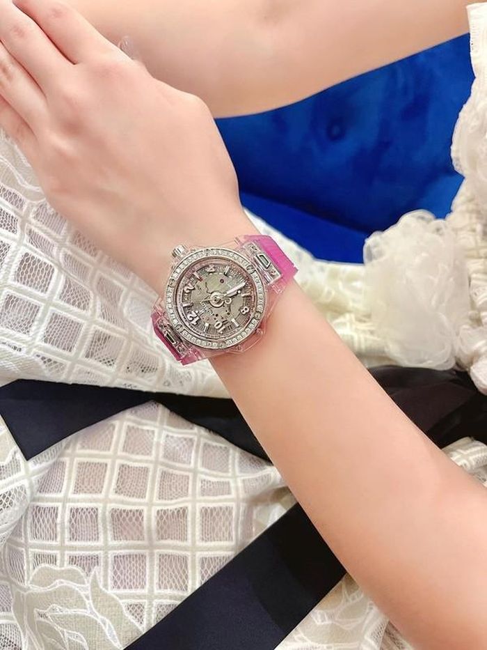 Không chỉ thế, doanh nhân Nguyễn Quốc Vũ còn thường xuyên tặng vợ những món quà hàng hiệu đắt đỏ. Trong đó, phải kể đến bộ trang sức kim cương trị giá khoảng 22,7 tỷ đồng. Ảnh: FBNV