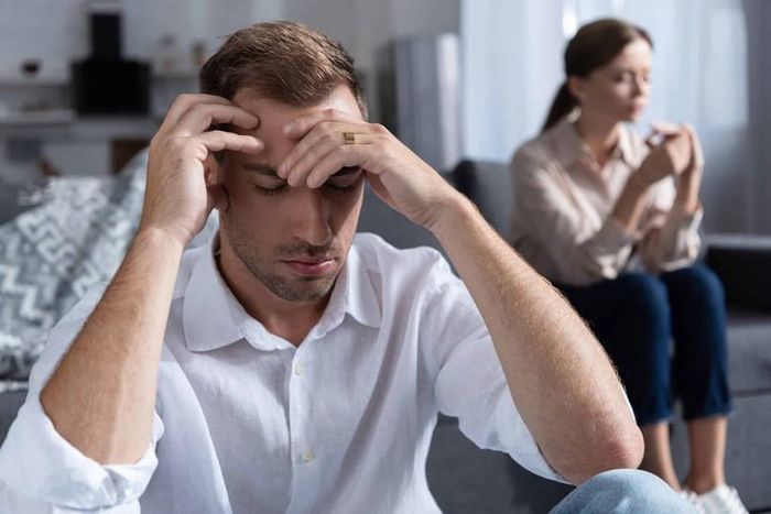Có những người vợ yêu chồng đến mức đổ lỗi cho người khác về những sai sót của chồng mình hơn là thừa nhận hành vi sai trái của anh ta. (Ảnh: ITN).