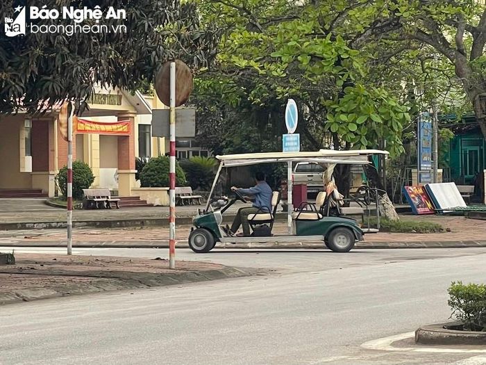 Xe điện là phương tiện phù hợp với hoạt động phục vụ khách du lịch, nhưng sự bùng nổ số lượng xe trong thời gian qua đã ảnh hưởng lớn đến tình hình trật tự ATGT trên địa bàn thị xã Cửa Lò. Ảnh tư liệu: Tiến Đông