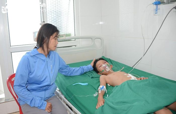 Chị Lê Thị Hòa "chết lặng" trước nỗi đau đớn của các con. Ảnh: Thành Chung