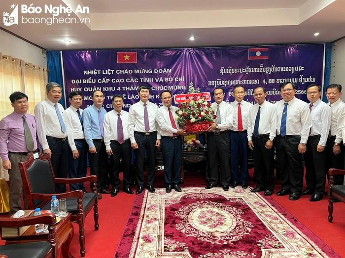 Đoàn công tác Nghệ An tặng hoa chúc Tết Bunpimay đến tỉnh Khăm Muộn. Ảnh: Thế Thân