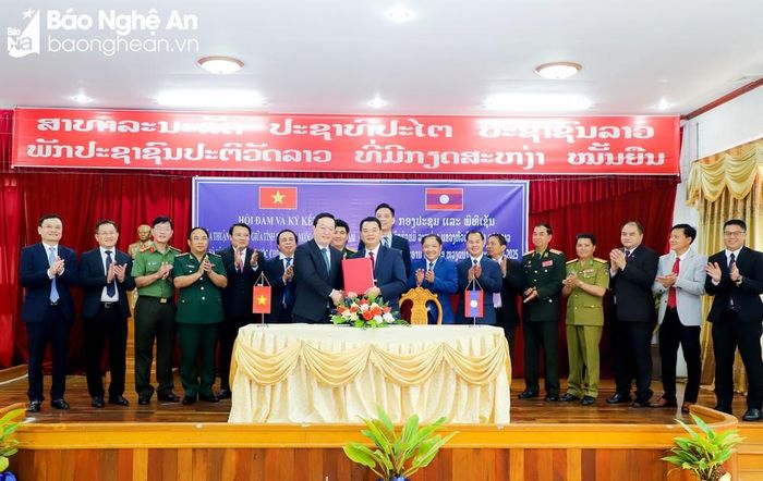 Lãnh đạo tỉnh Nghệ An (Việt Nam) và tỉnh Hủa Phăn (Lào) ký biên bản hợp tác giai đoạn 2023-2025. Ảnh: Phạm Bằng