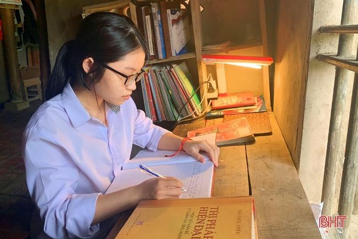 Sự miệt mài, chăm chỉ cộng với sự tự tin, kinh nghiệm “chinh chiến” trên đấu trường tri thức đã giúp cô học trò nhỏ gặt hái được nhiều “quả ngọt”.