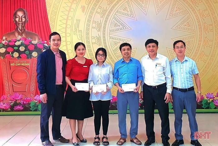 Với những thành tích tốt trong học tập, Thanh Nga đã được nhà trường tuyên dương, khen thưởng.