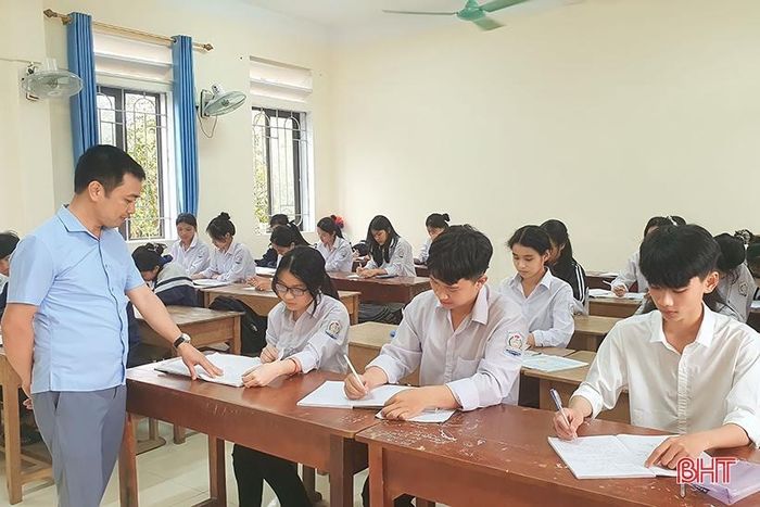 Ở trên lớp, Thanh Nga (hàng đầu, thứ 3 từ phải sang) luôn nỗ lực học tập.
