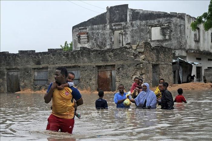 Người dân sơ tán khỏi vùng ngập lụt tại Mogadishu, Somalia. Ảnh (tư liệu): AFP/ TTXVN
