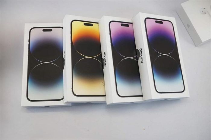Giá của dòng iPhone 14 đã giảm 5,3-6,8 triệu đồng tùy mẫu máy sau hơn 5 tháng mở bán tại thị trường Việt Nam. Ảnh: Thúy Hạnh.