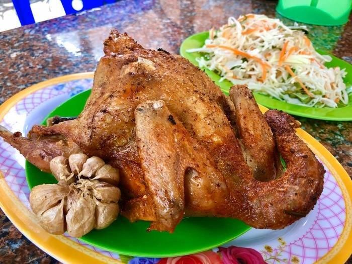 Gà sau khi chín được dọn ra sẽ có màu vàng ươm đẹp mắt