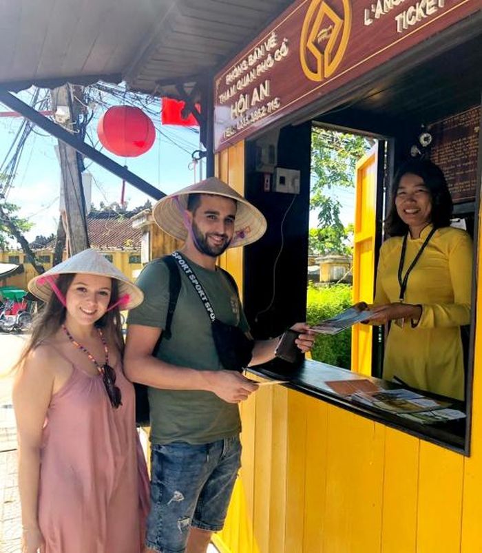 Du khách nước ngoài khi đến Hội An, luôn tìm đến các điểm bán vé để được mua vé vào tham quan phố cổ. 