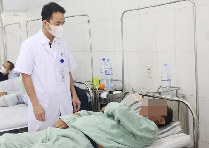  BSCKI Nguyễn Xuân Thủy, Phó Trưởng Khoa Lão khoa - Cơ xương khớp, tư vấn cho người bệnh về bệnh lý đau vùng thắt lưng. Ảnh: BVCC. 