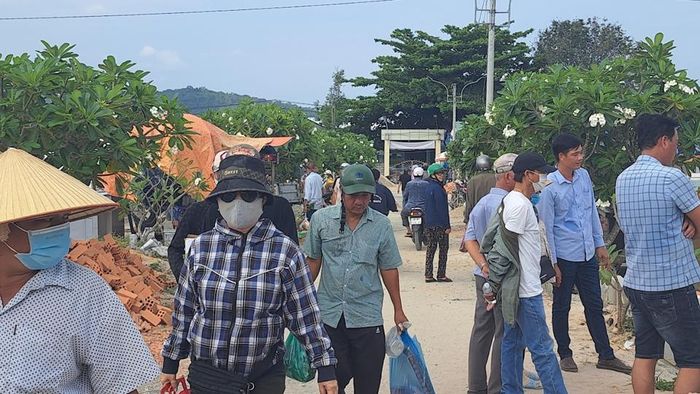 Rất nhiều người đổ về nghĩa trang để thắp hương cho ông bà, tổ tiên và người thân. Ảnh Hữu Tuấn