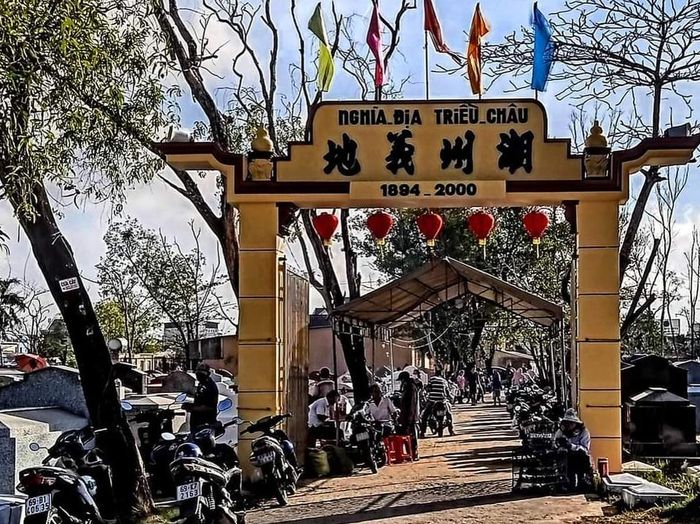 Nghĩa trang Triều Châu vằng khách ngày Tết Thanh Minh. Ảnh Hoàng Nam