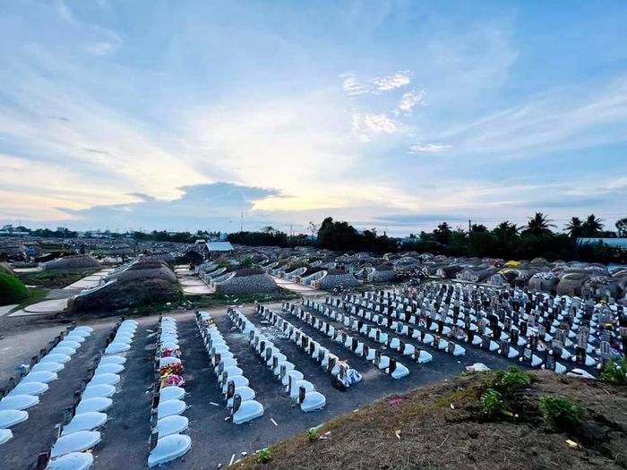 Trái ngược với Sóc Trăng và Phú Quốc, nghĩa trang Triều Châu (Bạc Liêu) vắng người viếng mộ. Ảnh Hoàng Nam