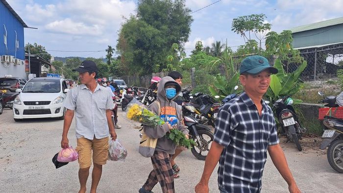 Người dân Phú Quốc mang hoa quả, hương, gà đến nghĩa trang nhân dân viếng người đã khuất. Ảnh Hữu Tuấn
