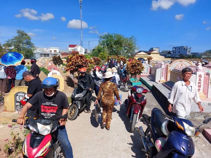 Người dân Sóc Trăng nhộn nhịp về nhị tì để viếng. Ảnh Xuân Lương