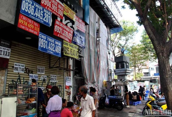 Cách đó không xa, mặt bằng trên đường Tôn Thất Thiệp cũng chưa chốt được khách thuê. Hiện tại vỉa hè phía trước thành điểm bán ăn sáng lề đường.