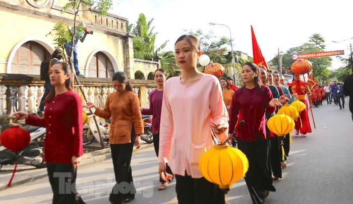 Việc thu phí tham quan Hội An cần bàn bạc thấu đáo. Ảnh: HOÀI VĂN.