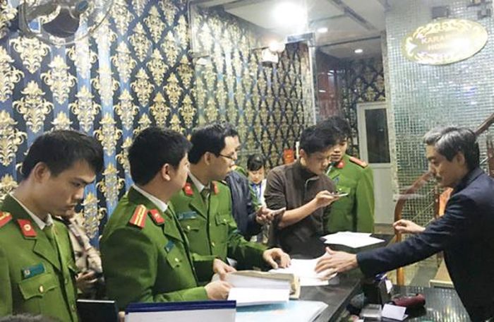 Lực lượng Cảnh sát PCCC tăng cường kiểm tra, siết lại hoạt động kinh doanh karaoke, đảm bảo phòng cháy.