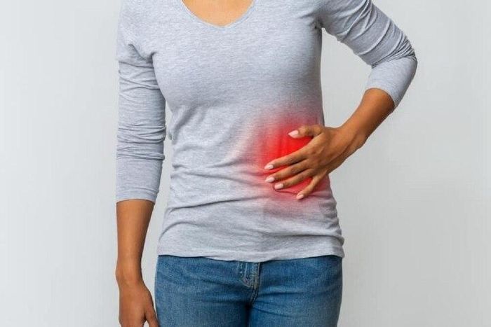 Đau hạ sườn trái có thể là dấu hiệu cảnh báo một số bệnh lý mà bạn gặp phải. (Ảnh minh họa).