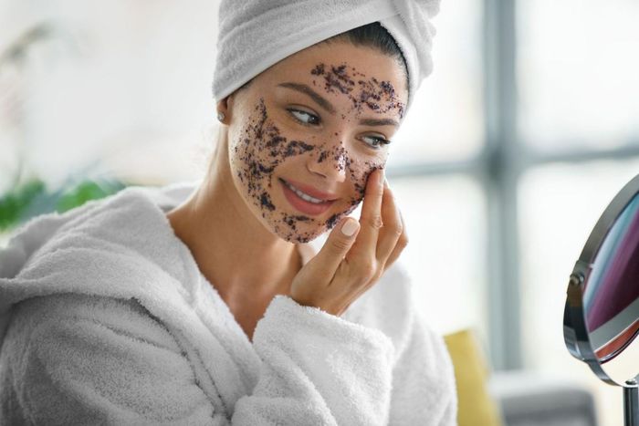 Tẩy tế bào chết: Sau khi tắm xong, hãy lấy chanh chà xát nhẹ nhàng lên mặt hay vùng da cơ thể để loại bỏ những lớp da chết. Bạn cũng có thể massage nhẹ nhàng để giúp làn da sạch sâu, trắng hồng và mịn màng hơn. Ảnh minh họa