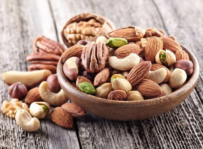 Các loại hạt như hạnh nhân giúp cải thiện đáng kể lượng cholesterol trong máu và kiểm soát huyết áp. Ảnh: Shutterstock.