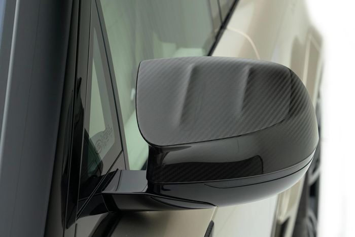  Những tùy chọn khí động học này đều được chế tác từ sợi carbon, với bề mặt hoàn thiện được thiết kế riêng theo ý thích của chủ xe. 