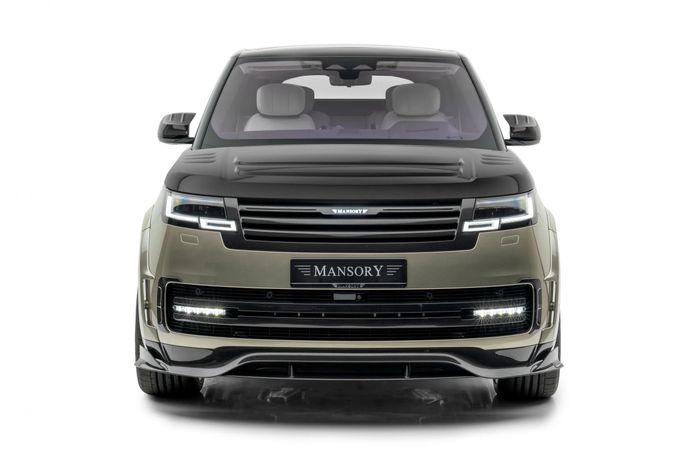  Giống như các dự án trước đây của Mansory, chiếc Range Rover được nâng cấp ngoại hình với hàng loạt chi tiết mới tại cản và hốc gió phía trước, nắp capo, ốp hông... 