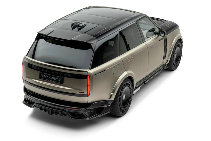  Với nâng cấp bộ điều khiển Mansory PowerBox và hệ thống ống xả mới, mẫu SUV full-size của Land Rover có công suất lên đến 620 mã lực và mô-men xoắn 850 Nm. Khi đó, xe có khả năng tăng tốc từ 0 lên 100 km/h trong 4,3 giây. 