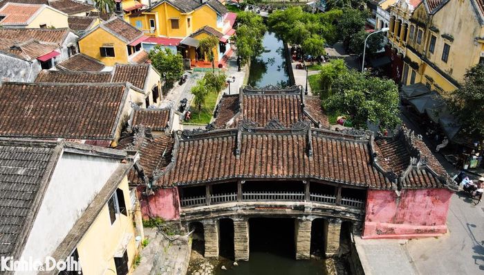 Chùa Cầu là một trong những điểm nổi tiếng tại Hội An, cầu bắc ngang qua con lạch thông ra sông Hoài. Cầu dài 18m có mái che lợp bằng ngói âm dương, quay mặt về phía sông Thu Bồn. Chùa Cầu vẫn là một công trình độc đáo, một nét đẹp kiến trúc đậm phong cách Việt. Đây là tài sản vô giá và chính thức được chọn làm biểu tượng của Hội An.